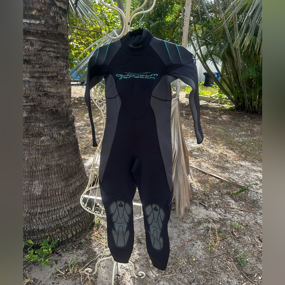 Akona Quantum Stretch size 5/6 3mm wetsuit. Scuba surf swim wakeboard skiing
